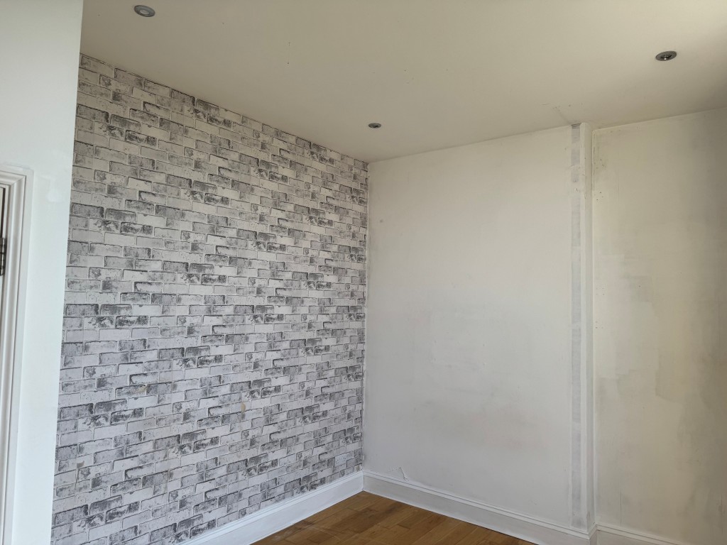Lot: 11 - ONE-BEDROOM FLAT WITH ATTRACTIVE VIEW FOR INVESTMENT OR OCCUPATION - Bedroom